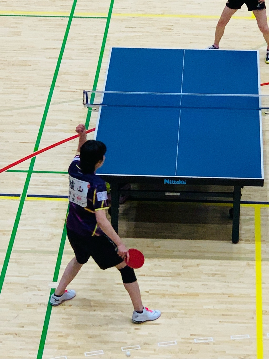 試合中スマッシュを決めた櫨山選手